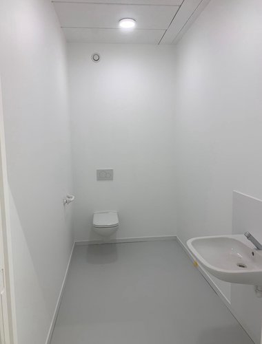 Afgewerkt plafond in groot magazijn
